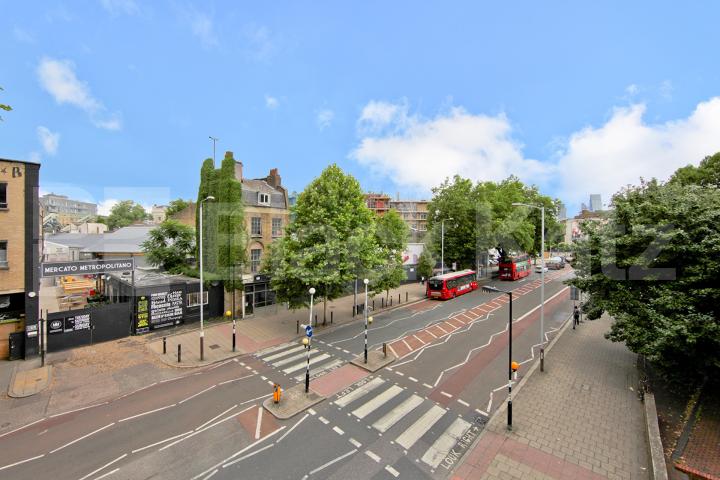 Semi split level, mezzanine area and gorgeous balcony   Newington Causeway, Borough